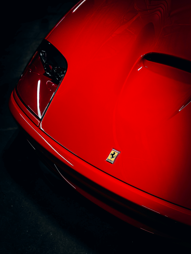 Blick von vorne und von oben auf die rechte Seite der Motorhaube des roten Ferrari 550 Maranello