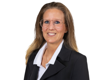 Eine Frau mit Brille in Business-Kleidung lächelt in die Kamera.